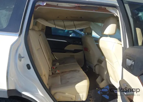 2015 Toyota Highlander Le Plus V6 z USA, uszkodzony, nr VIN 5TDZKRFH7FS042013